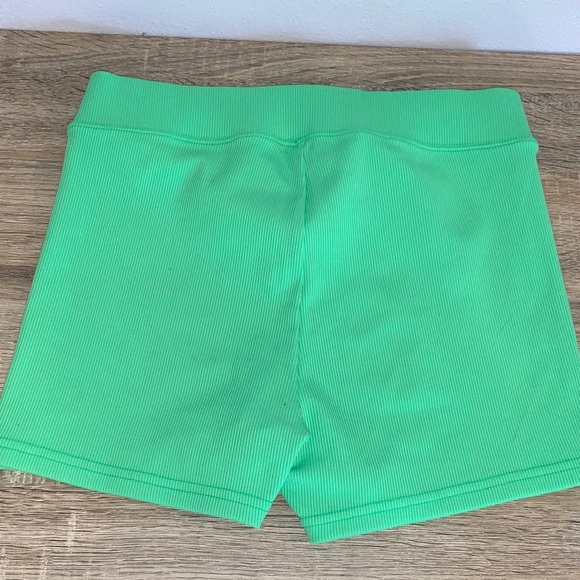 ALO Green Crop Top and Shorts Set SIZE SMALL - Picture 3 of 7